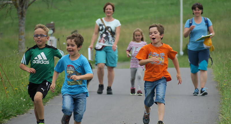 Excursion en famille Mini-Trail à Aeschi. Cette expérience est destinée aux familles avec de jeunes enfants. Le chemin est adapté aux poussettes. Une sorte de memory en pleine nature enthousiasme les enfants et leur fait oublier qu'ils sont en fait en randonnée.