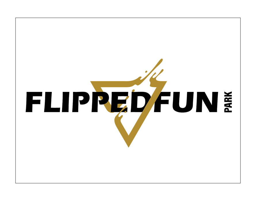 Il logo del Flipped Funpark mostra una combinazione dinamica di tipografia decisa e di una forma stilizzata dorata, che simboleggia movimento ed energia. Rappresenta divertimento, azione e esperienze di svago uniche.