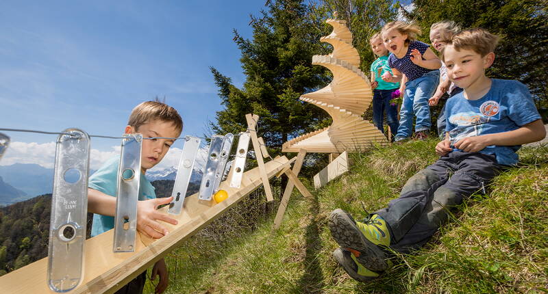 Familienausflug Kugelweg Hasliberg. Auf dem Wanderweg Bidmi – Hasliberg Reuti erwarten euch zehn spannende und abwechslungsreiche Kugelbahnen.