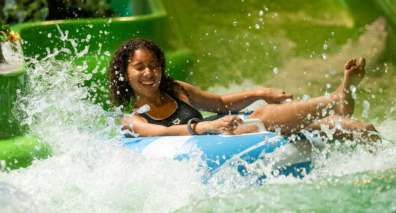 30% di sconto sull'ingresso ad Alpamare, la piscina svizzera d'avventura con il paradiso degli scivoli che garantisce emozioni! Scarica subito il tuo voucher e approfitta dello sconto sull'ingresso al più grande parco acquatico e di divertimento indoor d'Europa! Un'esperienza per grandi e piccini!