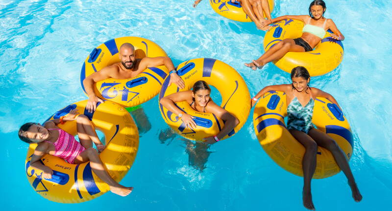 Geniesse gemeinsam mit deinen Liebsten eine entspannte Fahrt auf Gummiringen im klaren Wasser eines Aquaparks und lasse dich treiben.