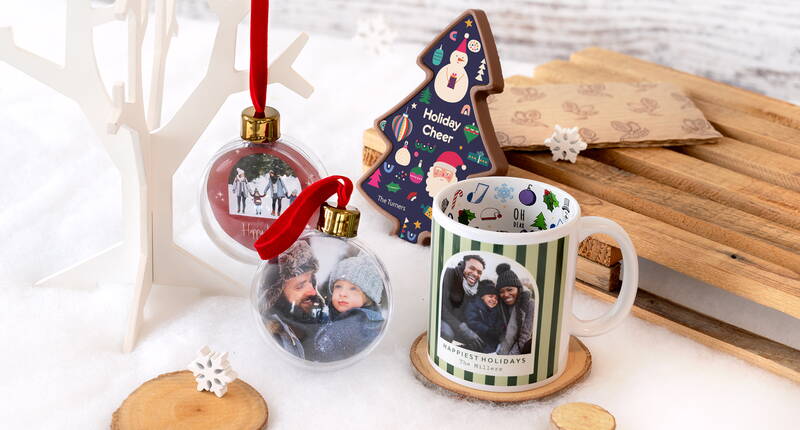 Weihnachtliche Fototasse und Christbaumkugeln mit persönlichen Bildern – für einen festlichen und individuellen Look.