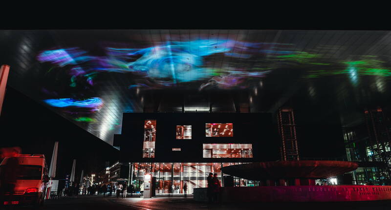 Spektakuläre Lichtprojektion am Kultur- und Kongresszentrum Luzern (KKL): Die Installation erinnert an Polarlichter und taucht die moderne Architektur in magische Farben. Ein Highlight des Lichtfestivals Luzern