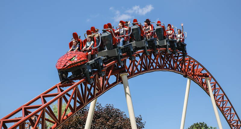 Baignez-vous avec des lions de mer, faites la course sur les montagnes russes ou vivez l'ultime «Drop into Darkness» dans le Crazy Professor. 