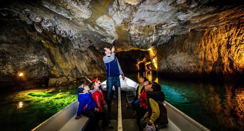 Excursion familiale lac souterrain St-Léonard. En Suisse, au cœur du Valais, entre Sion et Sierre, se trouve le plus grand lac souterrain naturel d'Europe.