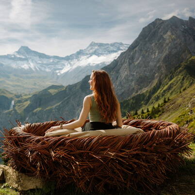 #SkyNest Fotospot am VogellisiBerg in Adelboden Der Aussichtspunkt #SkyNest zählt zu den beliebtesten Fotospots am VogellisiBerg. Mit Blick auf die Bergwelt des Berner Oberlands entstehen hier einzigartige Erinnerungsfotos für Familien und Ausflügler.