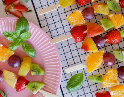 Bunte Früchtespiessli Farbenfrohe Früchte und Obst kreativ angerichtet für Kinder