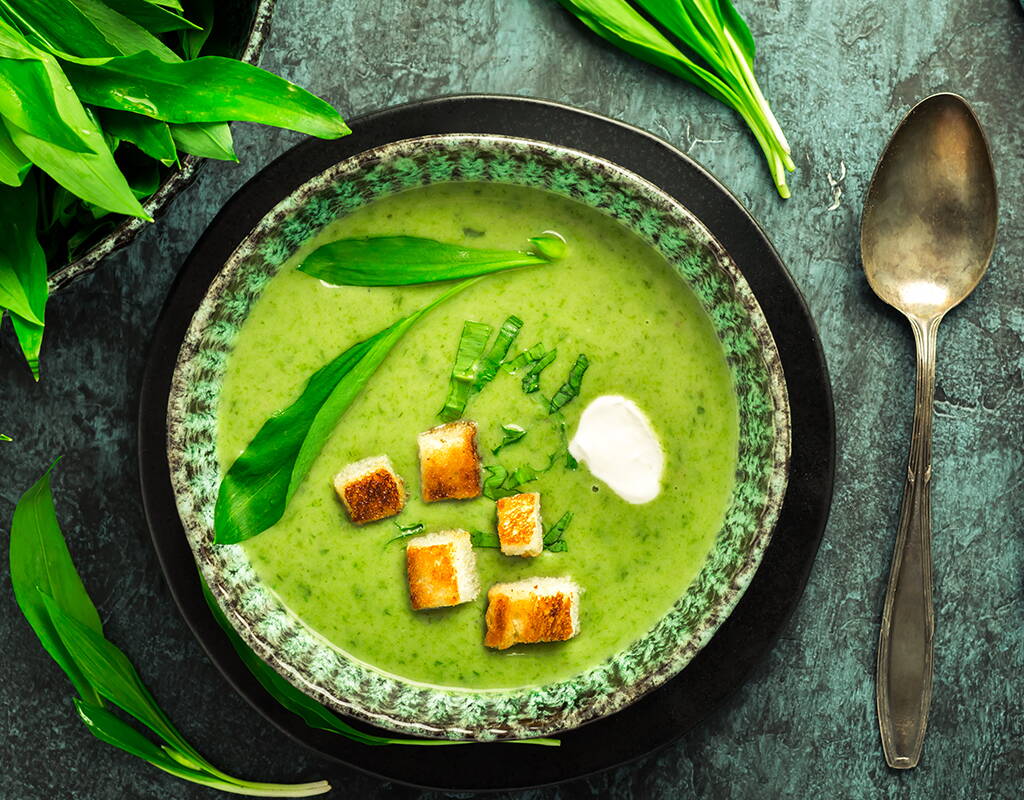 Eine cremige Bärlauchsuppe, garniert mit knusprigen Croutons, einem Klecks Sauerrahm und frischen Bärlauchblättern – ein einfacher Genuss aus der Frühlingsküche.