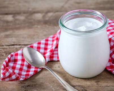 Eine Gesichtsmaske aus Naturjoghurt (griechischem Joghurt) kann helfen, die Haut zu klären, zu beruhigen und zu pflegen. Besonders Menschen mit unreiner oder empfindlicher Haut können von einer Joghurt-Maske profitieren.