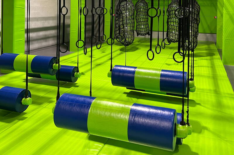 Elementi sospesi per testare agilità e forza in un ambiente ludico e sicuro.