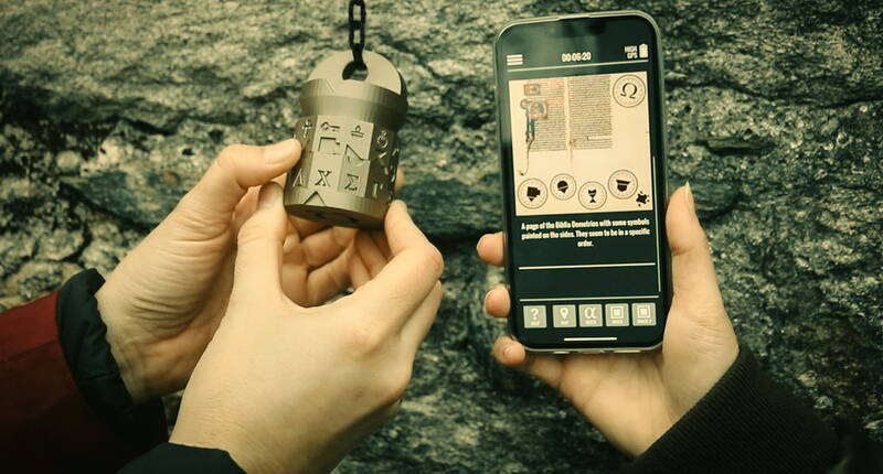 Un indizio nascosto viene scoperto durante il Sato Code Escape Game. Il lucchetto con simboli segreti deve essere decifrato con l’aiuto dell’app – la classica caccia al tesoro incontra la tecnologia moderna.