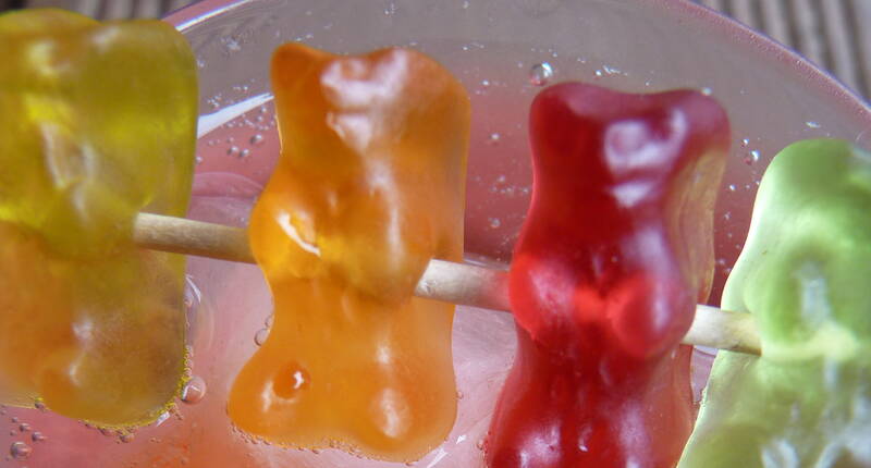 Glasklare Eiswürfel herstellen. Wie du es hinkriegst, dass diese nicht milchig weiss werden und die Gummibärli richtig gut zur Geltung kommen, erfährst du im Rezept.