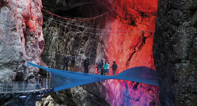 Das begehbare Spiderweb-Netz schwebt hoch über dem Wasser der Lütschine in der Gletscherschlucht Grindelwald.