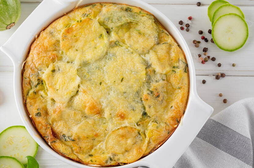 Quiche di zucchine con menta piperita Quiche di zucchine raffinata con menta piperita fresca – ricetta salata con erba aromatica