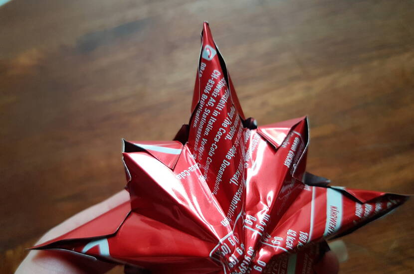 Grosser Weihnachtsstern aus Aludose Heute zeigen wir dir, wie du aus einer leeren Coca Cola Dose (auch jede andere handelsübliche Alugetränkedose ist dafür geeignet), einen wunderschönen, langlebigen und auch für den Aussenbereich geeigneten Weihnachtsstern für deinen Tannenbaum basteln kannst.