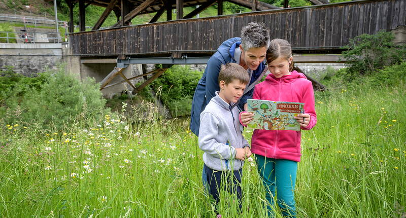 Excursion en famille sur le sentier de découverte de Trubschachen. Le sentier de découverte commence à l'Aventure Kambly et traverse le village de Trubschachen dans l'Emmental. Il émerveille les petits et les grands explorateurs.