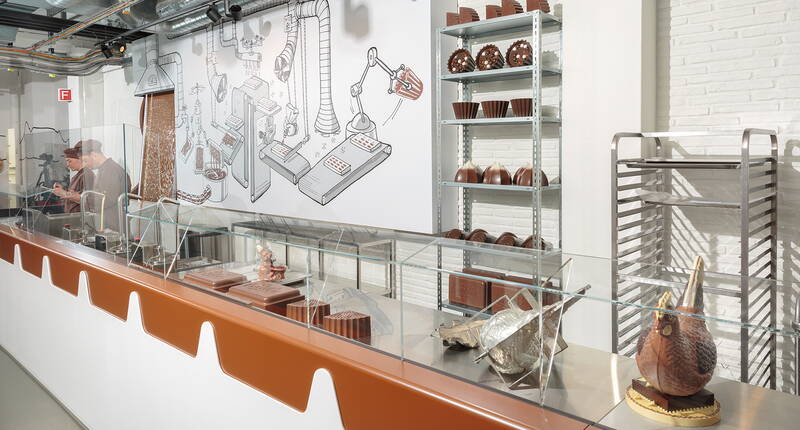 Visite la manufacture de chocolat Maison Cailler et découvre le monde irrésistible du chocolat. Lors de la visite interactive de la fabrique Cailler, tu vivras un voyage passionnant à travers l'histoire du chocolat - des Aztèques aux innovations les plus récentes.