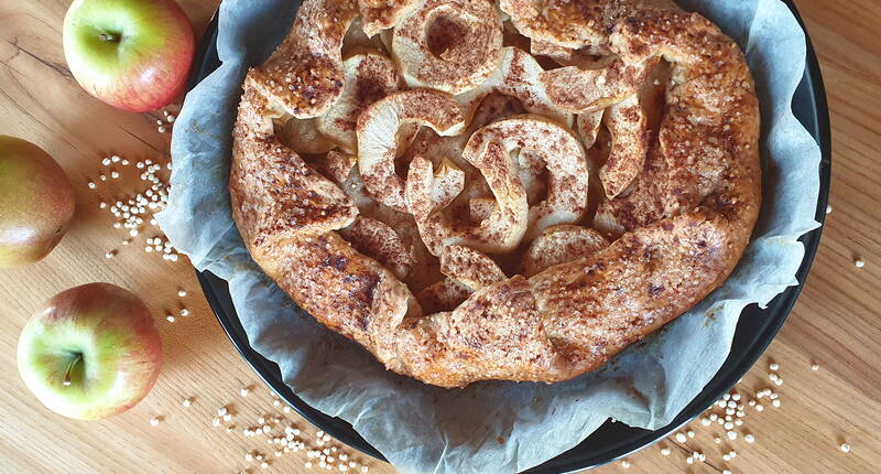 Les pommes sont le fruit préféré de Monsieur et Madame Suisse. Nous te montrons une recette pour une délicieuse tarte aux pommes.