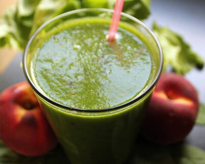 Eine Nektarine, eine Handvoll frischen Spinat, eine Portion Proteinpulver und eine halbe Tasse Wasser in einen Mixer geben und gut mixen. Der Shake hat eine cremige Konsistenz und enthält viele Vitamine und Mineralstoffe.