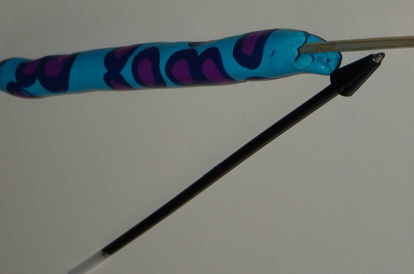 eingepackter Kugelschreiber Ein Fimo-Kugelschreiber: Heute zeigen wir dir, wie du mit wenig Aufwand dieses tolle, nützliche und einzigartige Geschenk herstellen kannst.