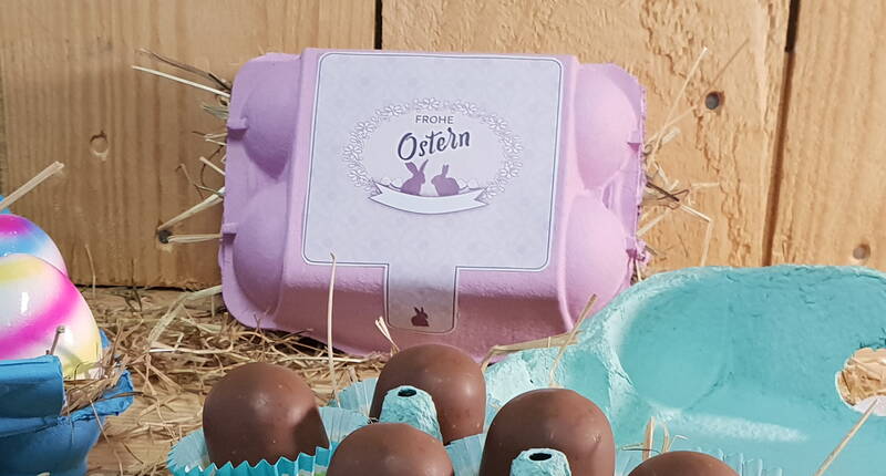 Die Etikette für den Eierkarton kannst du in drei Farben (rosa, hellblau und hellgrün) kostenlos herunterladen. Der dekorierte Eierkarton eignet sich sowohl für den Transport von gefärbten Ostereier, Mini Muffins oder als Osternest.