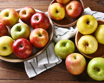 Vielseitiger Apfel – Der Apfel ist die beliebteste Frucht in der Schweiz. Der jährliche pro Kopf Verbrauch beträgt 16 Kg. Dies macht den Apfel sogar beliebter als Schokolade, welche mit knapp 11 Kg pro Kopf dahinter liegt. In der Schweiz gibt es rund 1’100 Apfelsorten, weltweit sogar über 20'000. 