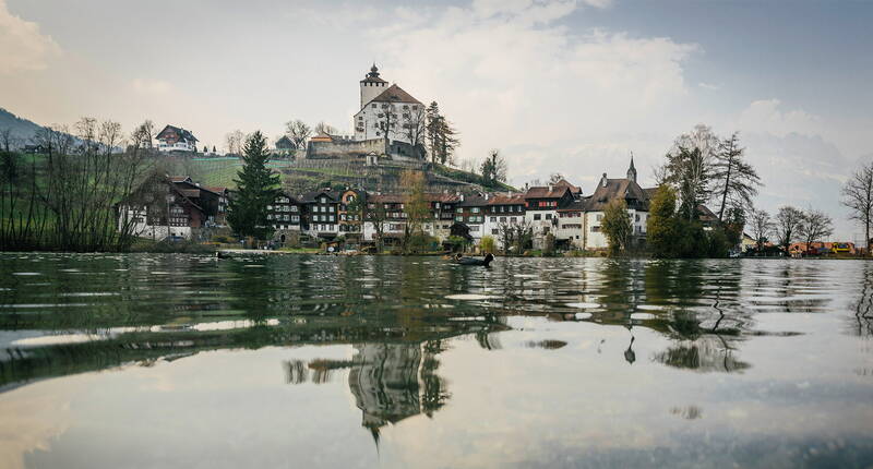 Familienausflug Schloss Werdenberg. Kleine ArchäologInnen heben unter der Leitung einer Fachperson entdeckte Fundstücke korrekt aus der Erde, ordnen sie und besprechen deren Bedeutung.