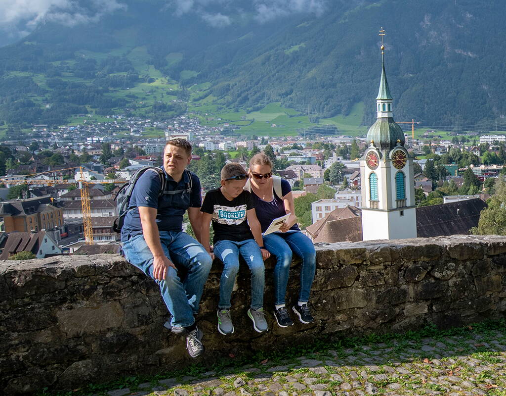 Excursion familiale à Altdorf chasse au trésor muraille de la ville Uri Les enfants résolvent des énigmes sur la muraille historique pendant la chasse au trésor de Walterli à Altdorf