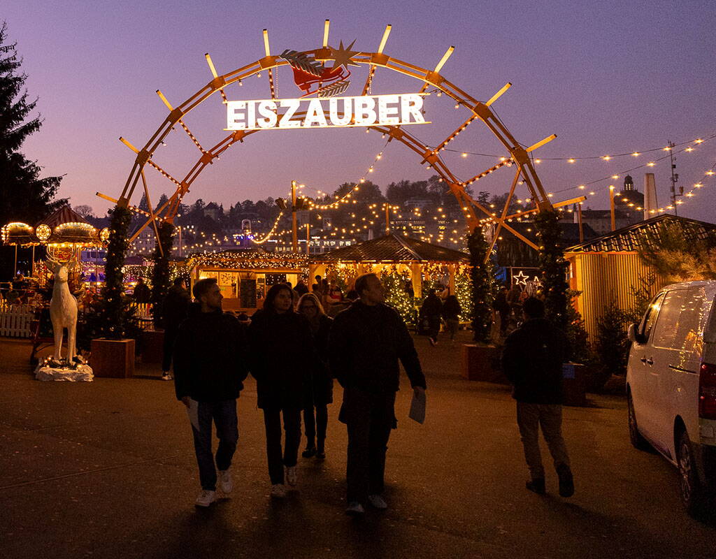 Eiszauber Luzern Gratis Schlittschuhmiete MiBon Premium Angebot Der atmosphärisch beleuchtete Eiszauber Luzern am Abend - perfekt für das kostenlose Schlittschuhmiete-Angebot für MiBon Premium User