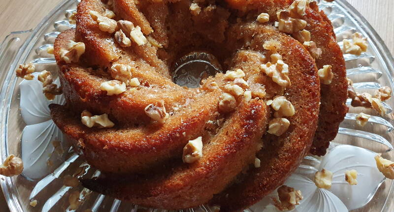 Un kouglof classique avec des pommes fruitées et sucrées et une délicieuse cannelle. Pour finir, arroser de sirop d'agave et de noix hachées. 