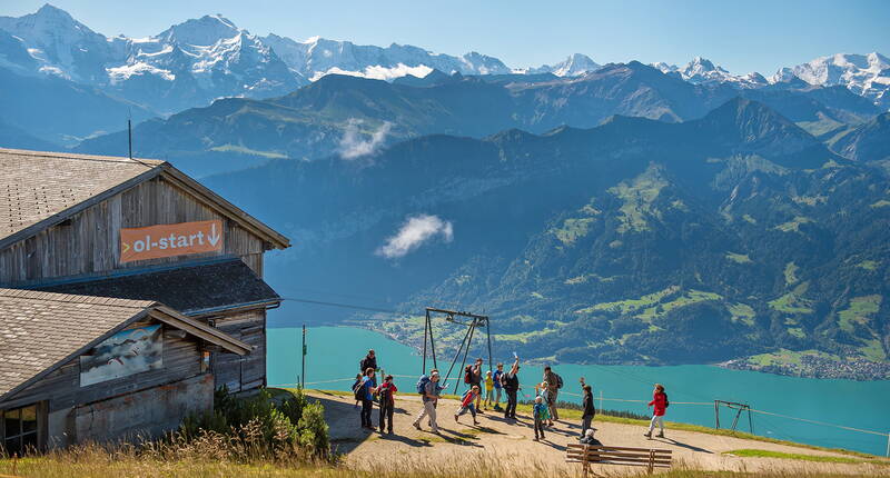 Excursion familiale à la course d'orientation alpine du Niederhorn. Il existe un parcours adapté à chaque âge et à chaque niveau. Une recherche passionnante et une orientation judicieuse procurent un grand plaisir à toutes les générations. L'expérience de vie de la grand-mère peut apporter la décision nécessaire pour arriver au but.