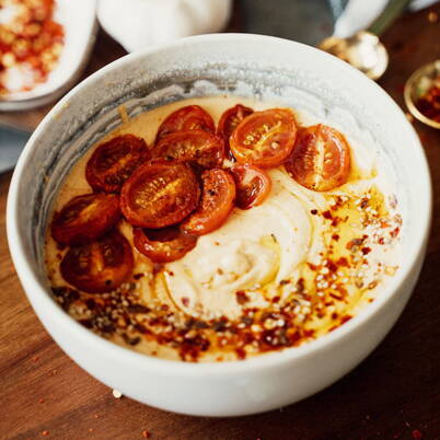 Un hummus vellutato con pomodori arrostiti e chili ti offre un gusto intenso e ti mostra tutta la versatilità dei ceci.