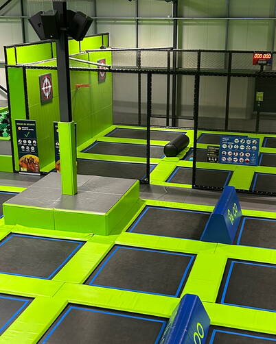 Eine grosse Fläche mit verbundenen Trampolinen zum freien Springen und unbegrenzten Vergnügen.