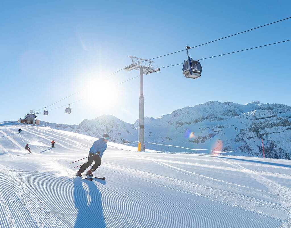 Il comprensorio sciistico di Adelboden-Lenk è una delle aree sciistiche più grandi e più attraenti della Svizzera. Godetevi le vostre giornate di sci o le vostre vacanze su oltre 200 chilometri di piste con 70 impianti di risalita. Con il nostro codice sconto avrete uno sconto del 20% sul Dynamic Pricing: non perdete questa occasione.