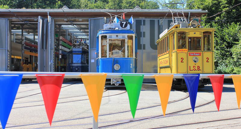 Neben historischen Tramfahrzeugen gibt es auch alte Uniformen, Billettautomaten, Fotografien und Tram-Modelle zu sehen. Und auch die Kleinsten können etwas erleben: In die Museumsfahrzeuge einsteigen, ein Tram von unten betrachten und mit dem Kindertram «Cobralino» selber fahren.