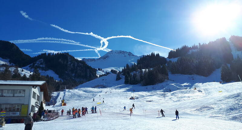 Familienausflug Kaisereggbahnen Schwarzsee. DIE Winterdestination in den Freiburger Alpen! Gross und Klein gelangen bequem nach Schwarzsee, wo direkt beim Parkplatz Gypsera die Sesselbahn ins Skigebiet führt.