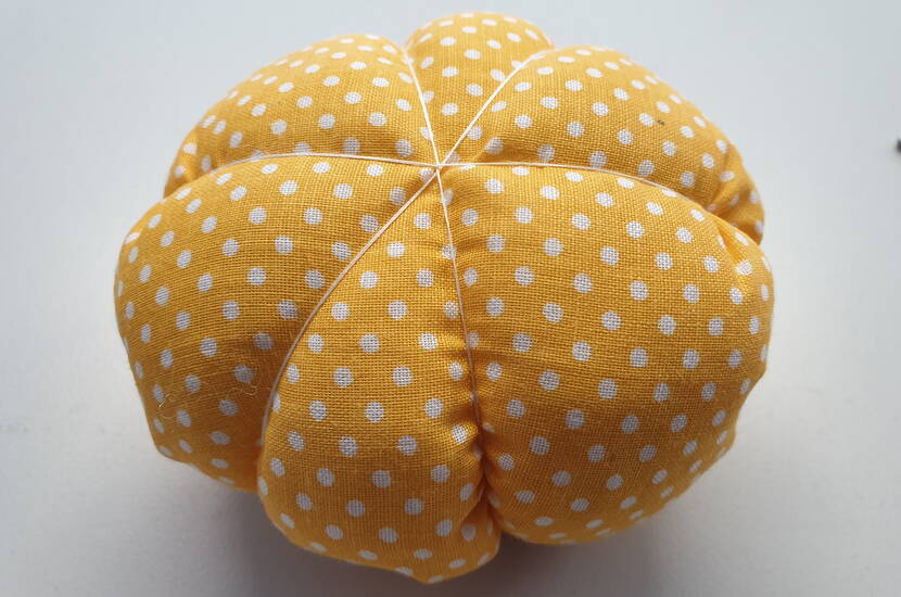 Schritt-für-Schritt Nähanleitung für schöne und haltbare Stoffkürbisse. Alles, was du brauchst, ist ein Stück Stoff in der gewünschten Farbe, Nadel & Faden, Stopfwatte, ein hübsches Satinband und ein kleines Aststück.