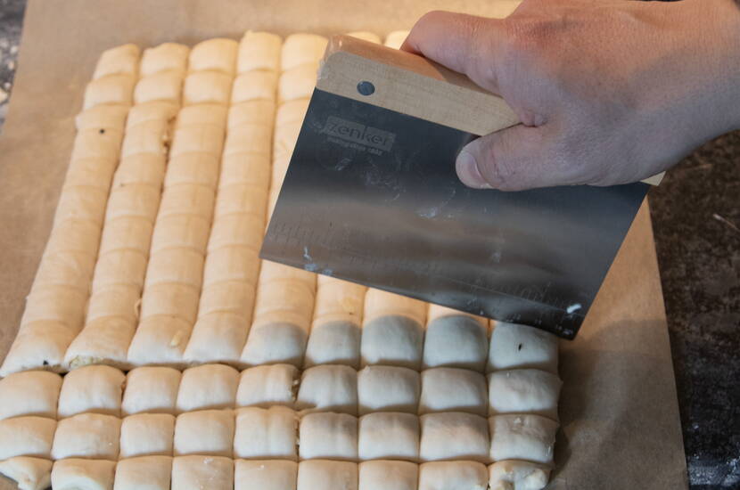 Pain farci au fromage Presser la grille du four sur la pâte, une fois dans le sens de la longueur et une fois en travers. Entailler la pâte avec la corne suivant les lignes ainsi tracées.