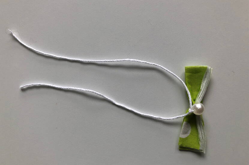 Für wenig Geld kannst du im Handumdrehen eine schöne Geschenktüte für den Muttertag basteln. Alles, was du dazu brauchst, ist eine Butterbrottüte, verschiedene Servietten, Dekomaterial und unsere Vorlagen mit Dankessprüchen zum kostenlosen Download.