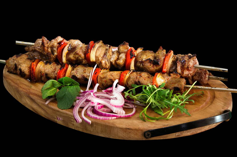 Lammfleisch kann nicht nur in Form von Hackfleisch am Spiess landen, äusserst schmackhaft sind auch die Lamm-Gemüse-Spiesse, welche super zu einem sommerlichen Grillabend passen. 