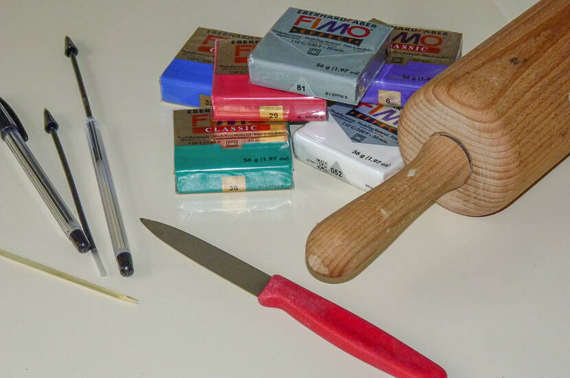 eingepackter Kugelschreiber Ein Fimo-Kugelschreiber: Heute zeigen wir dir, wie du mit wenig Aufwand dieses tolle, nützliche und einzigartige Geschenk herstellen kannst.