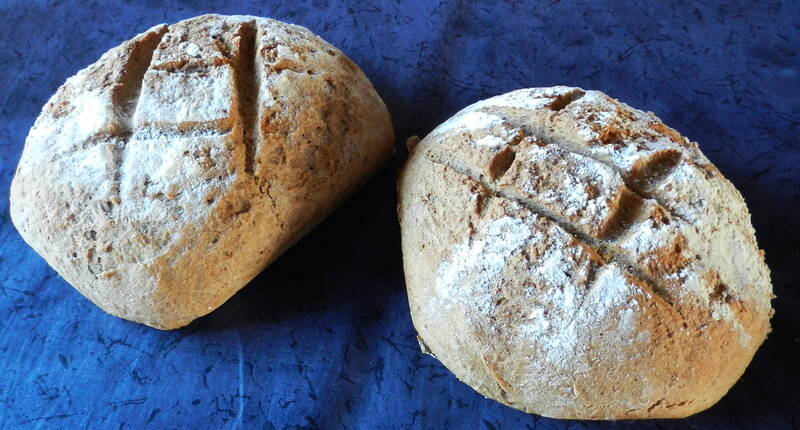 Aus Vollkorn-, Roggen- und Ruchmehl entsteht innert kürzester Zeit ein leckeres und vollwertiges Brot. Wenn du nicht 4 Brote gleichzeitig backen möchtest, kürzt du die Zutaten einfach auf die gewünschte Menge.