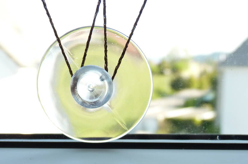 herbstliches Spinnennetzfenster Gestalte jetzt ein dekoratives Herbstfenster mit Naturmaterialien. Was du dazu brauchst, erfährst du in unserer Bastelanleitung.