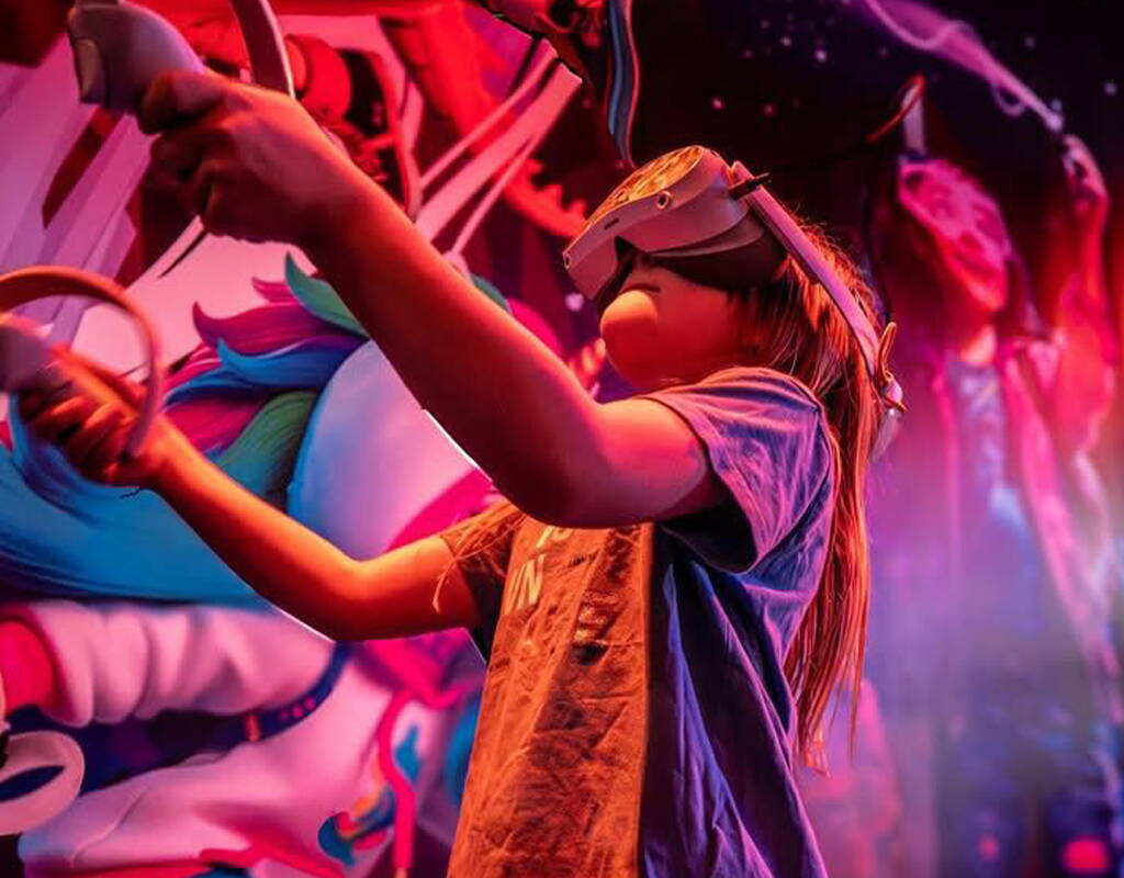 Mit moderner VR‑Technologie erleben Besucherinnen und Besucher immersive Spielwelten mitten im Flipped Funpark.