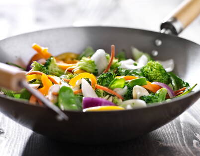 Wok de légumes colorés avec brocoli, poivrons et carottes – repas du soir pauvre en calories et riche en nutriments
