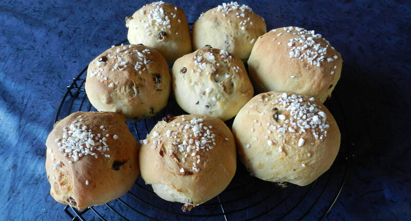 Rosinenbrötchen eignen sich fürs Znüni, Zvieri oder als Dessertersatz. Sie sind schnell hergestellt und lassen keine Wünsche offen.