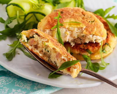 Galettes dorées à la poêle à base de thon et d’herbes fraîches.