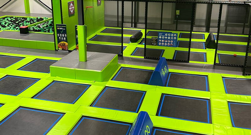 Une grande surface de trampolines interconnectés pour sauter librement et s’amuser sans limite.