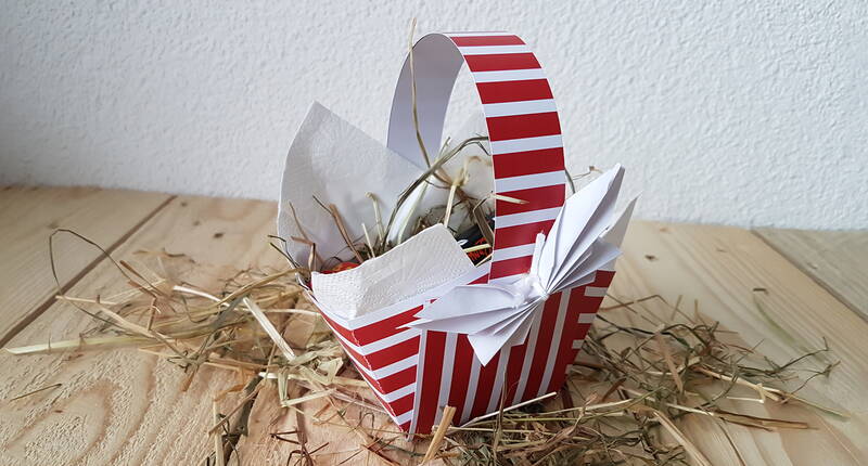 Wer die unpersönlichen Osternest aus dem Supermarkt nicht mag, greift auf das süsse Osterkörbchen zurück. Die Herstellung des gestreiften Schmuckstücks ist ganz einfach und die Bastelvorlage kann kostenlos heruntergeladen werden. Auch für Bastelanfängerinnen geeignet.