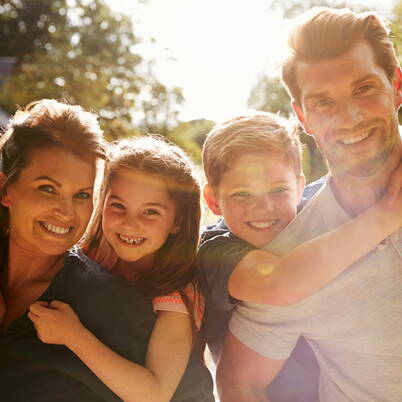 Eine Gruppe von Personen sitzt draussen in der Sonne und verbringt gemeinsam Zeit im Freien.